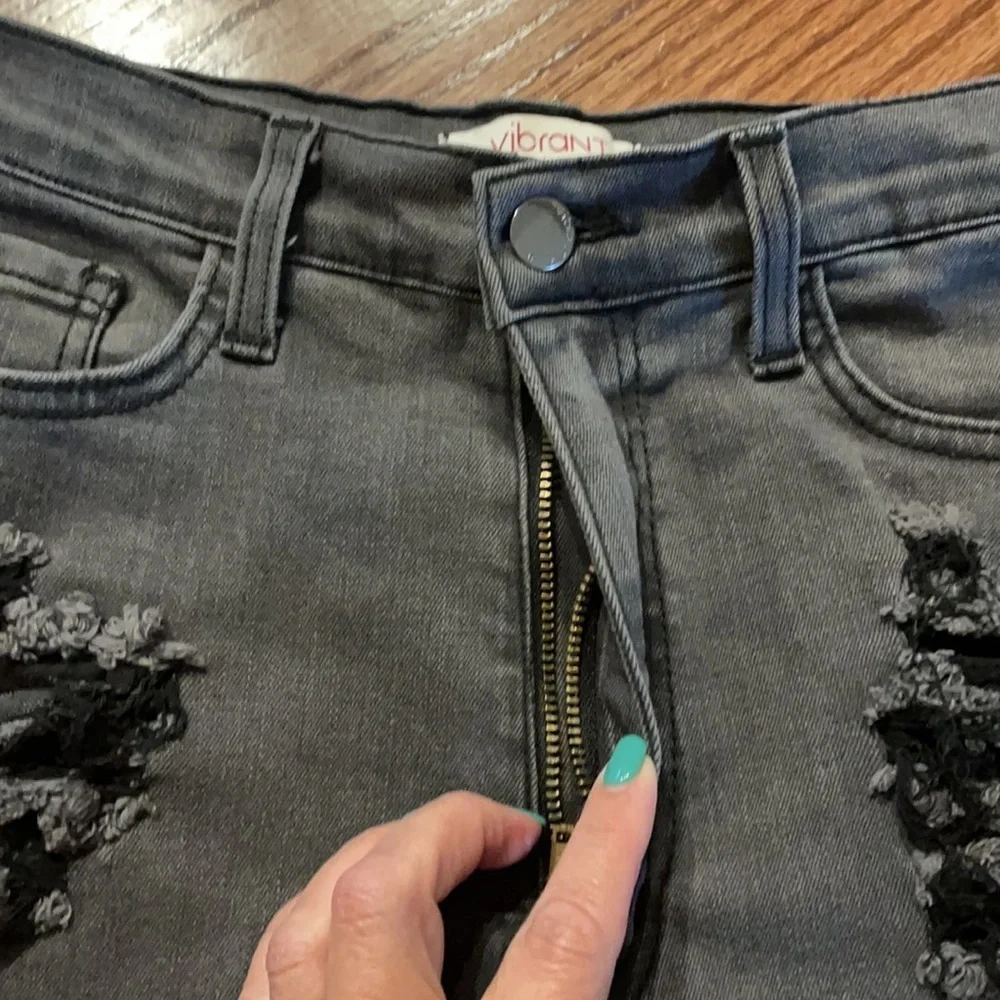 NWT AKIRA VIBRANT MIU HOT SHORTS. Distress high rise ripped front raw hem Med